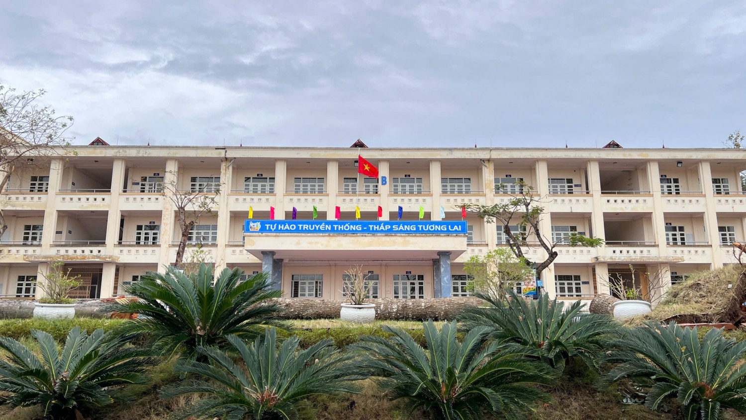 Lá cờ tổ quốc tung bay sau khi khuôn viên nhà trường sẵn sàng đón các em HS trở lại học tập