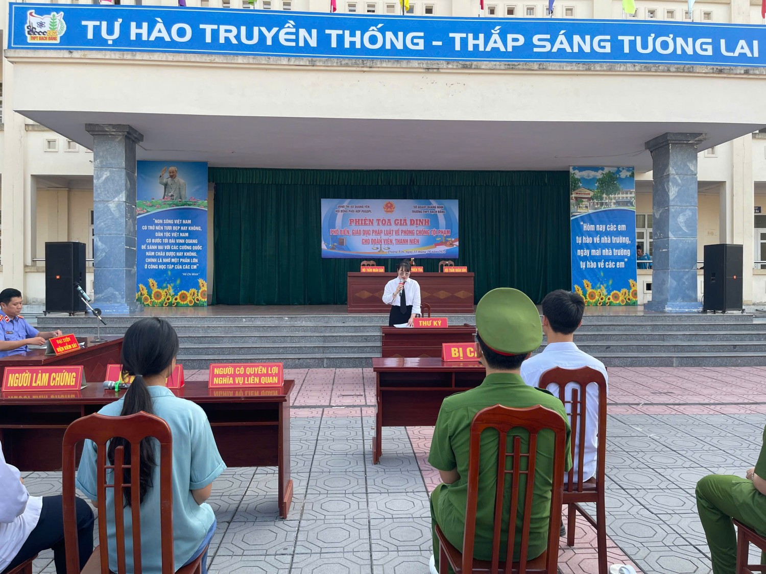 PHIÊN TÒA GIẢ ĐỊNH TẠI TRƯỜNG THPT BẠCH ĐẰNG