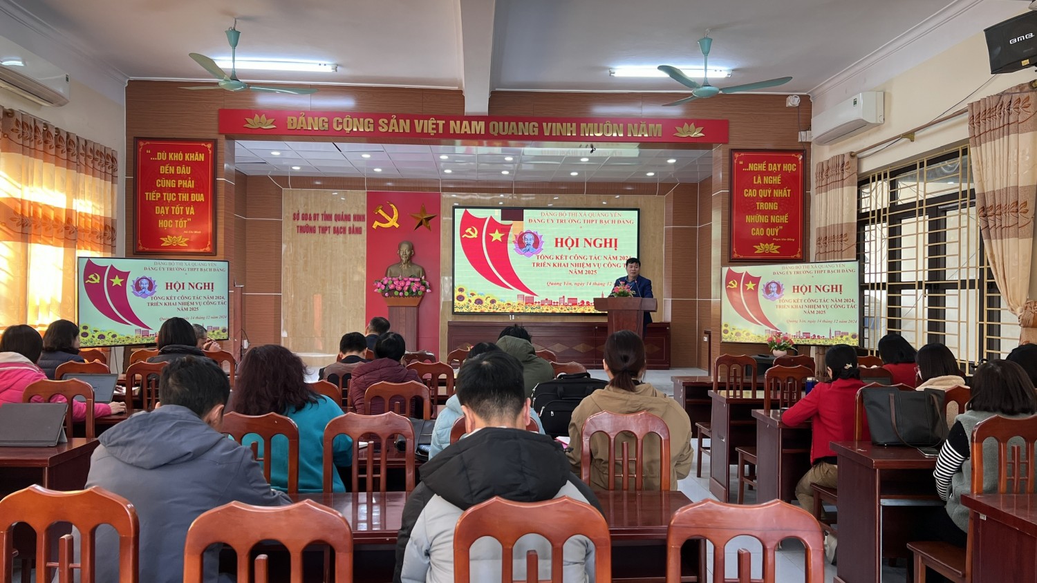 ĐẢNG BỘ TRƯỜNG THPT BẠCH ĐẰNG TỔ CHỨC HỘI NGHỊ TỔNG KẾT CÔNG TÁC NĂM 2024, TRIỂN KHAI NHIỆM VỤ CÔNG TÁC NĂM 2025
