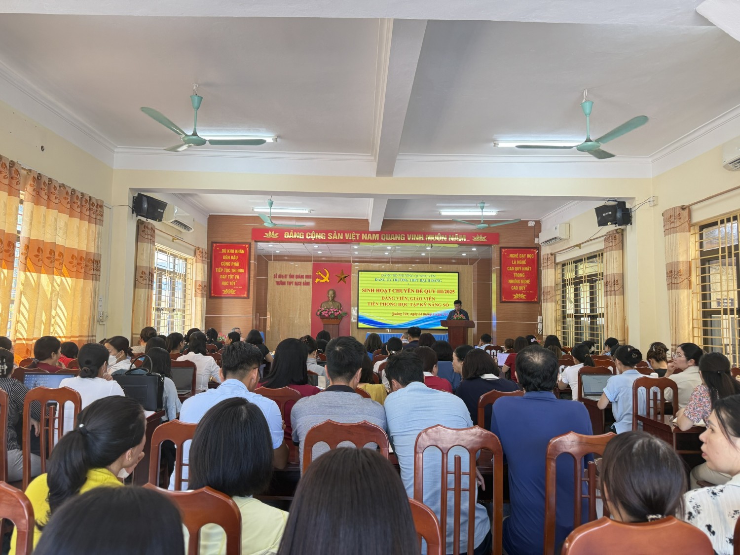 Đảng bộ Trường THPT Bạch Đằng tổ chức thực hiện chuyên đề “Đảng viên, giáo viên tiên phong học tập kỹ năng số”