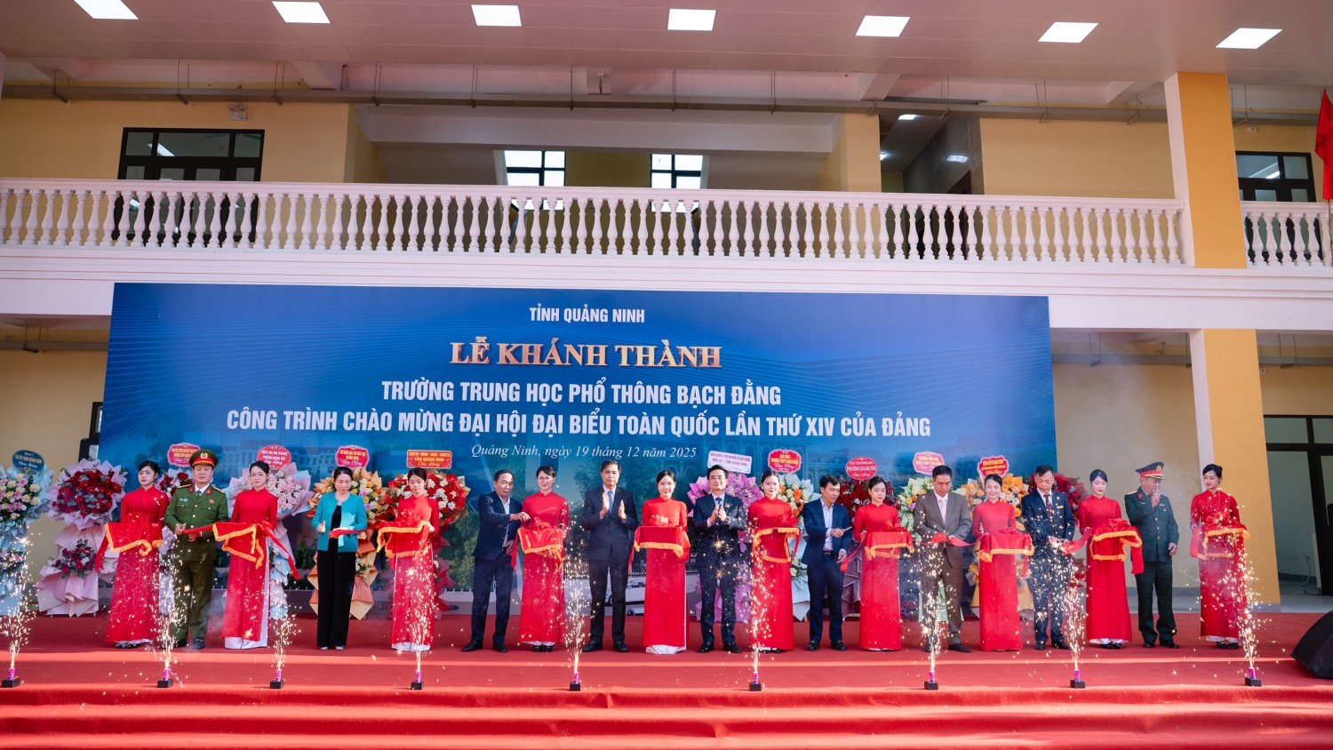 Lãnh đạo tỉnh, các Sở, ban, ngành, địa phương và nhà trường cắt băng khánh thành