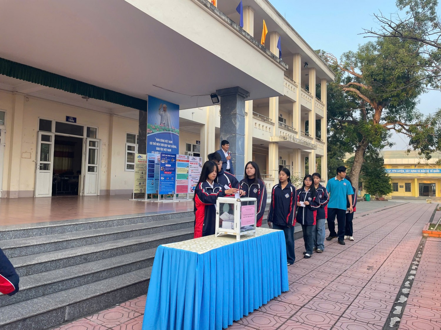 TRƯỜNG THPT BẠCH ĐẰNG PHÁT ĐỘNG ỦNG HỘ ĐỒNG BÀO MIỀN TRUNG BỊ THIỆT HẠI DO BÃO LỤT
