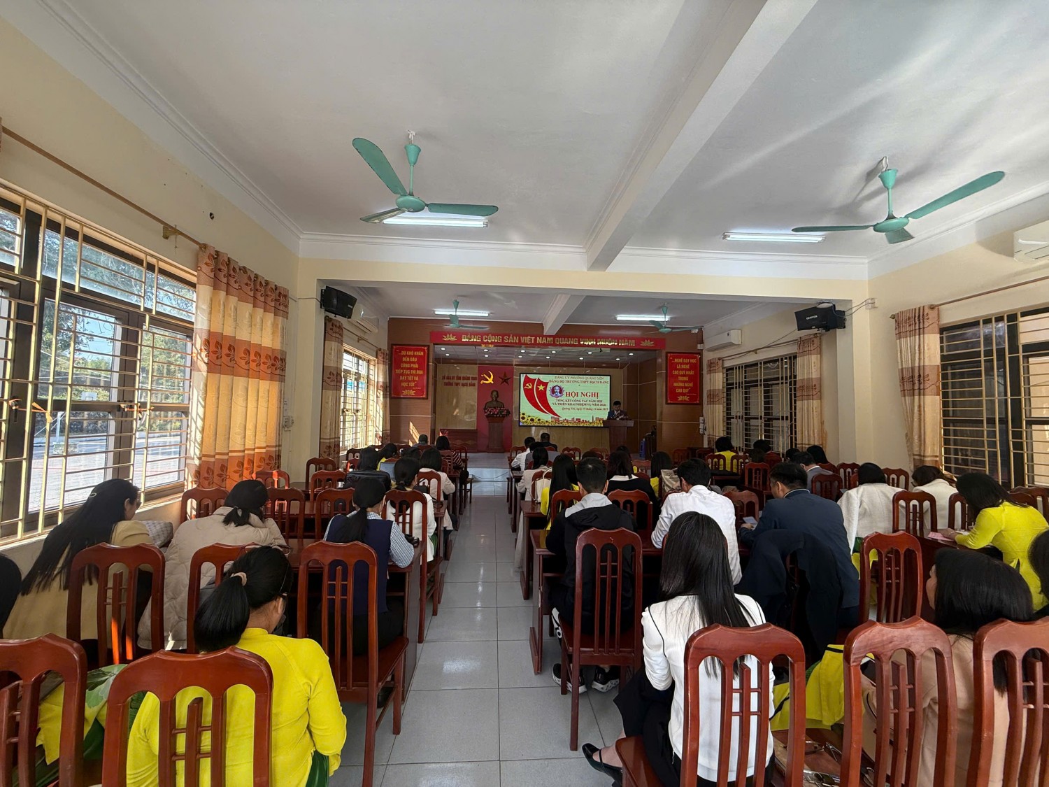 ĐẢNG BỘ TRƯỜNG THPT BẠCH ĐẰNG TỔ CHỨC HỘI NGHỊ TỔNG KẾT CÔNG TÁC ĐẢNG NĂM 2025 VÀ TRIỂN KHAI NHIỆM VỤ NĂM 2026