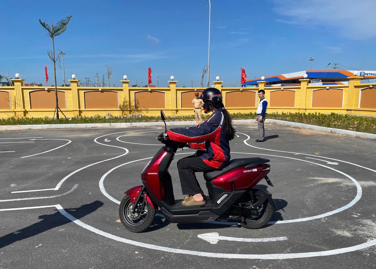 TRƯỜNG THPT BẠCH ĐẰNG PHỐI HỢP TỔ CHỨC TUYÊN TRUYỀN AN TOÀN GIAO THÔNG VÀ HƯỚNG DẪN LÁI XE AN TOÀN CHO HỌC SINH