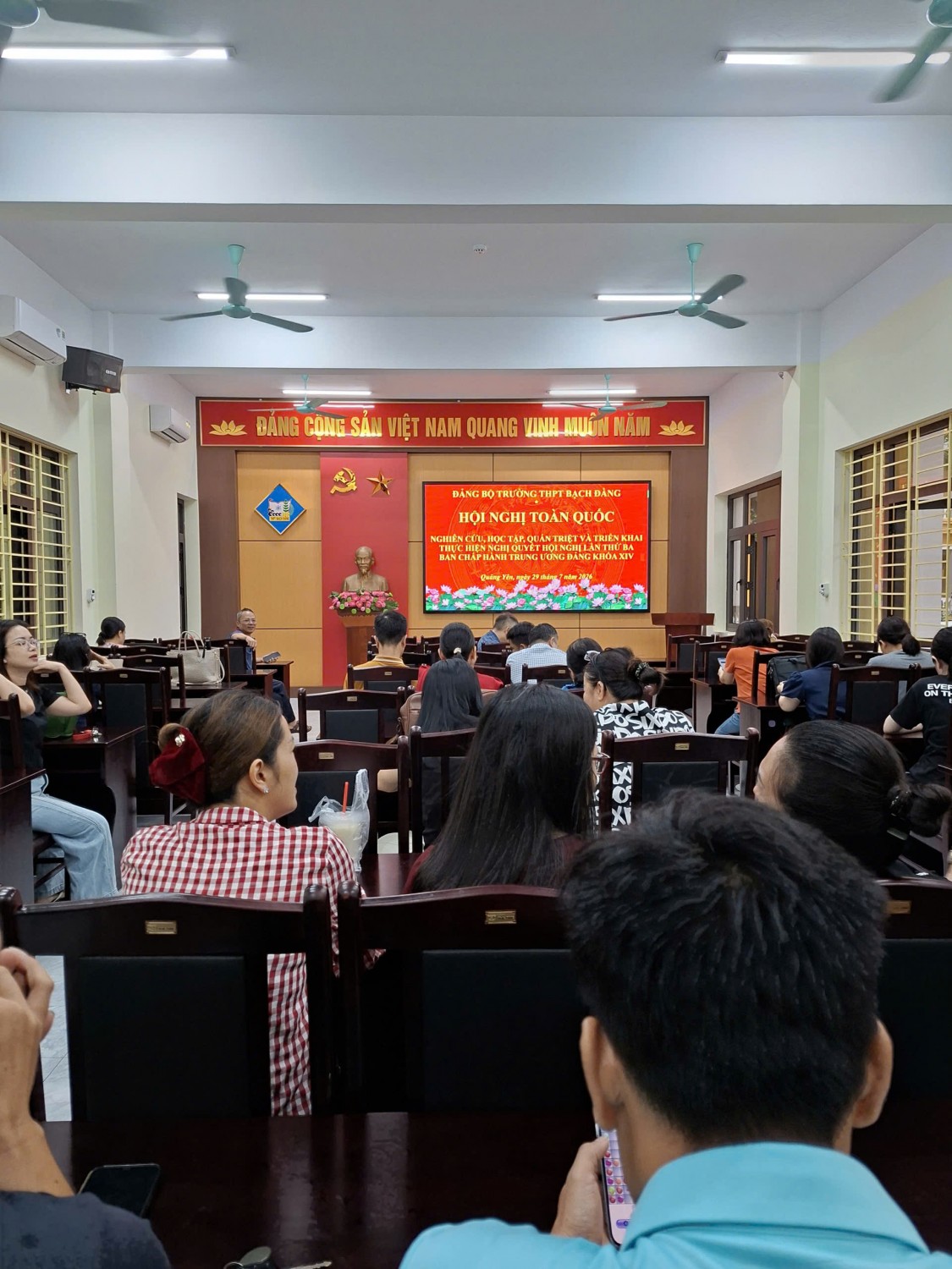 ĐẢNG UỶ TRƯỜNG THPT BẠCH ĐẰNG TỔ CHỨC HỘI NGHỊ TRỰC TUYẾN NGHIÊN CỨU, QUÁN TRIỆT, HỌC TẬP, TUYÊN TRUYỀN VÀ TRIỂN KHAI THỰC HIỆN NGHỊ QUYẾT HỘI NGHỊ LẦN THỨ BA BAN CHẤP HÀNH TRUNG ƯƠNG ĐẢNG KHÓA XIV